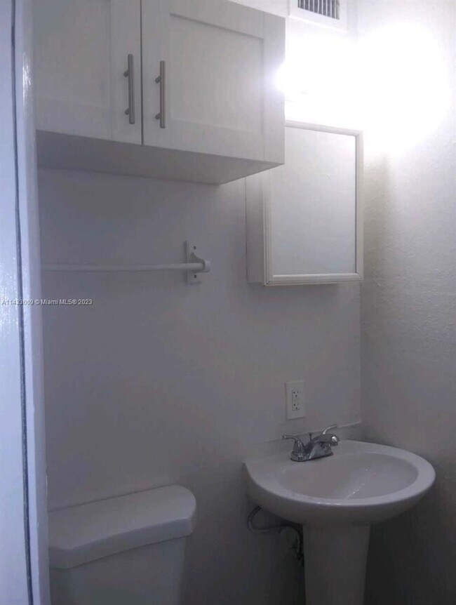 Foto del edificio - 17325 Homestead Ave