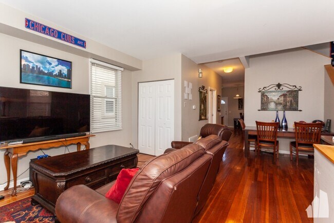 Foto del edificio - 2440 N Ashland Ave