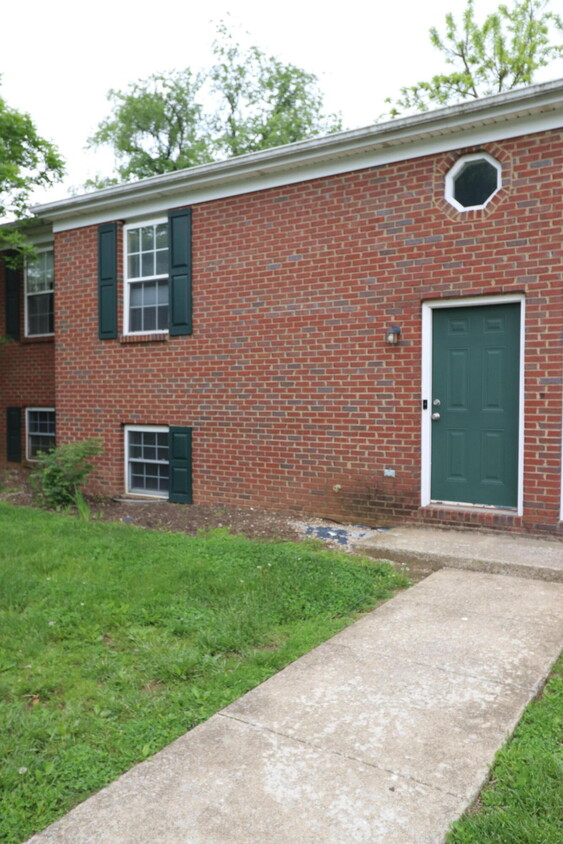 Primary Photo - 406 Lakeview Dr