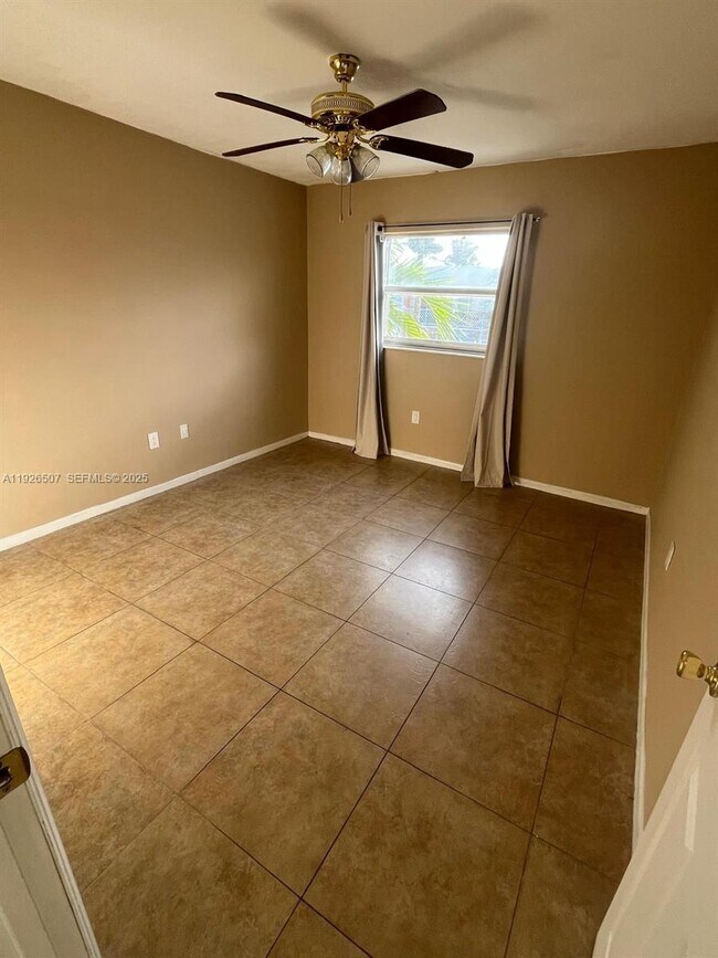 Foto del edificio - 4301 NW S Tamiami Canal Dr