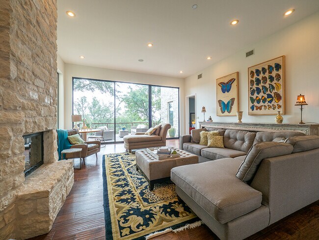 Foto del edificio - 2102 Paisano Rd