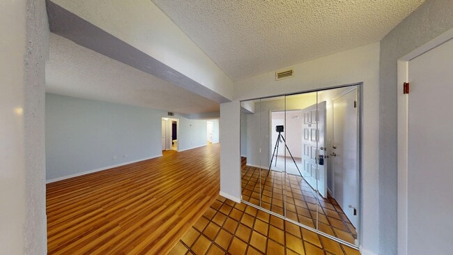 Foto del edificio - Spacious 2Bed/ 2Bath Condo In Indigo Point - Daytona  *Large Screened In Patio * Water Included *...