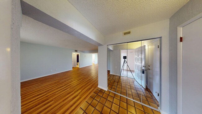 Building Photo - Spacious 2Bed/ 2Bath Condo In Indigo Point - Daytona  *Large Screened In Patio * Water Included *...
