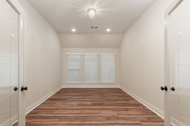 Building Photo - 4 bedroom Gem!