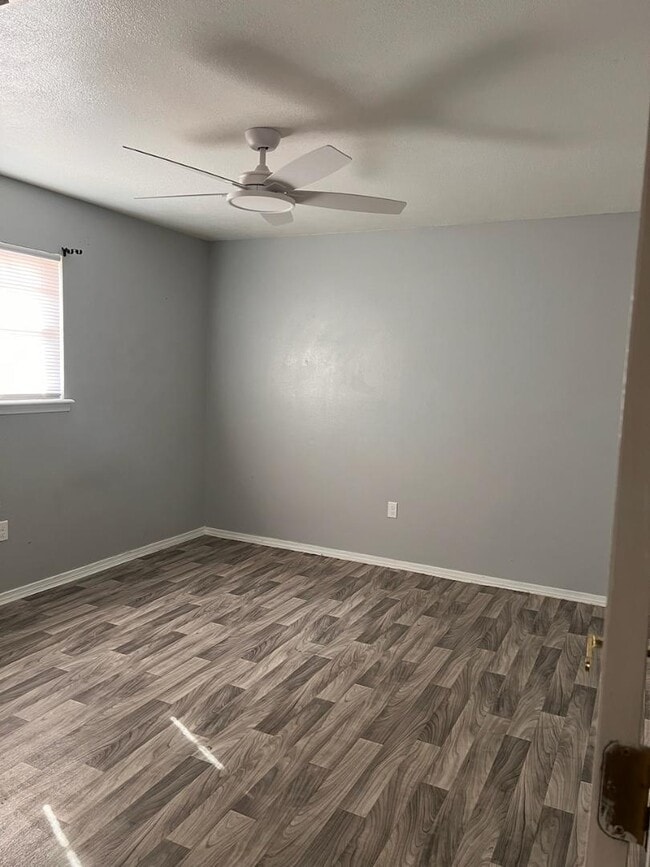 Building Photo - 906 Sagebrush Rd