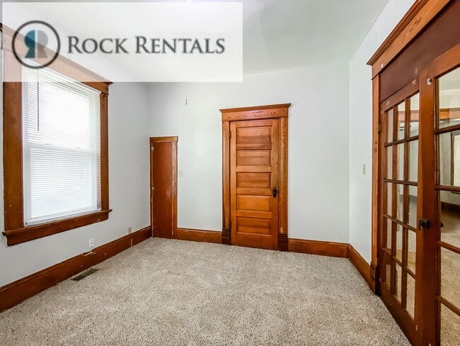 Building Photo - Large 4 Bed 2 Bath Home