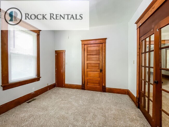 Foto del edificio - Large 4 Bed 2 Bath Home