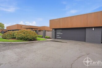 Building Photo - 6903 SE Riverside Dr