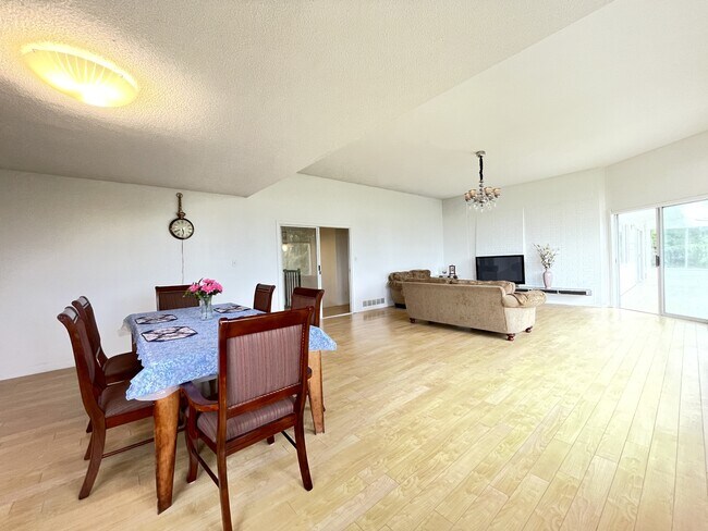 Photo du bâtiment - 1137 Crestline Rd