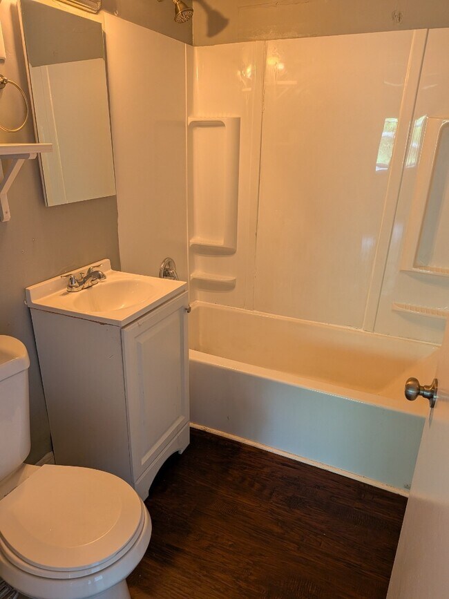 Foto del edificio - Cute Two Bedroom Home On Dead End Street In Spring Hill
