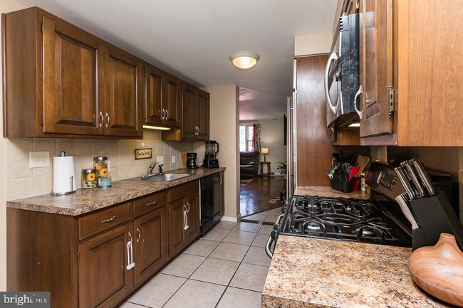 Building Photo - 7540 Woodcrest Ave