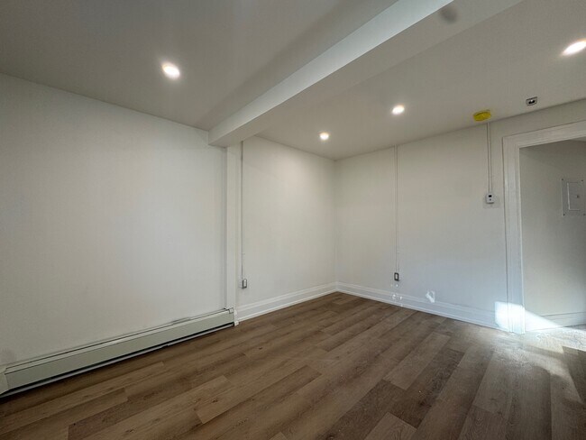 Photo du bâtiment - Freshly Renovated Bachelor Apartment