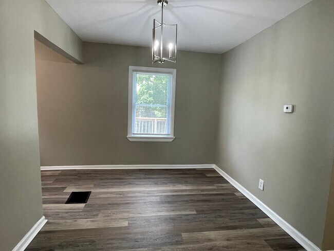 Foto del edificio - Large 4 Bedroom 2 Bath Home