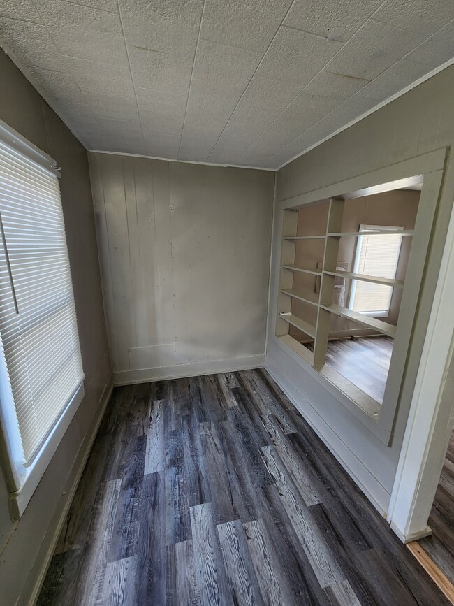 Building Photo - 426 W 15th St