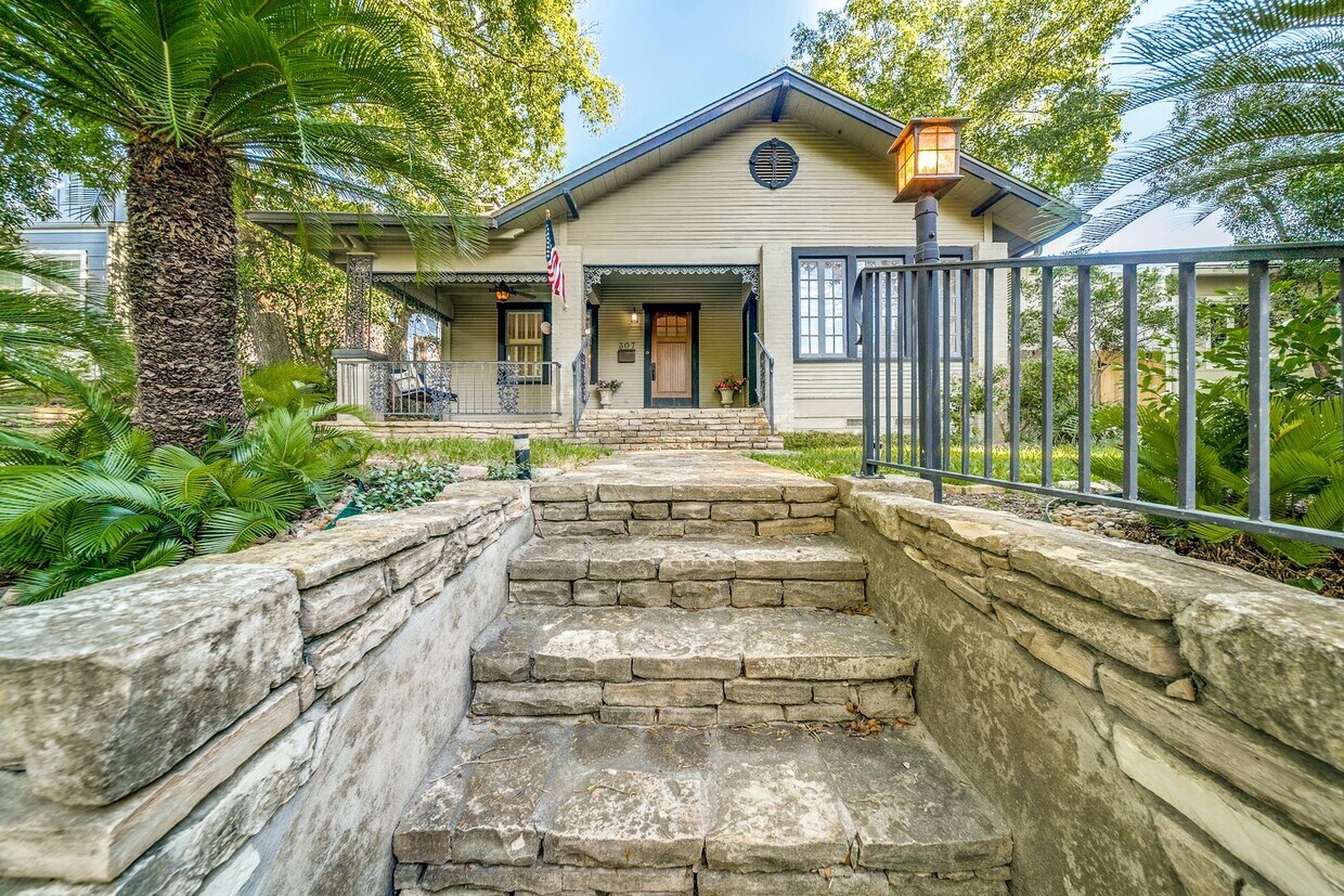 Primary Photo - UPDATED 3-BEDROOM IN ALAMO HEIGHTS