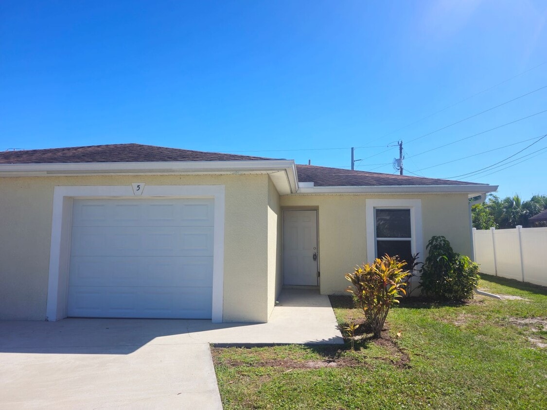 Primary Photo - 3 Bedroom 2 Bath 1 Car Garage Duplex In a ...