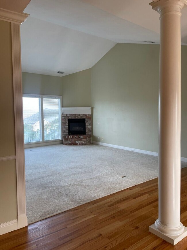 Building Photo - Luxury Living in The Knolls
