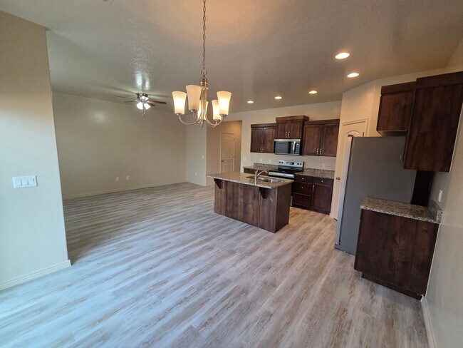 Foto del edificio - Large 4 Br - like new under $2k!