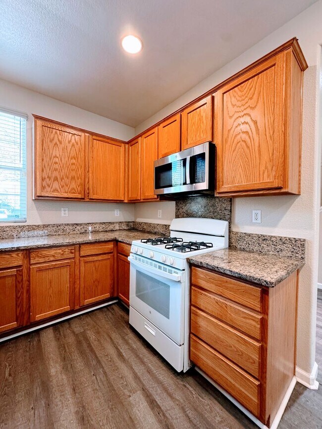 Building Photo - !!Get $200 OFF!! 3BR SFR w/ Tandem Garage & Fenced Yard near Boxwood St