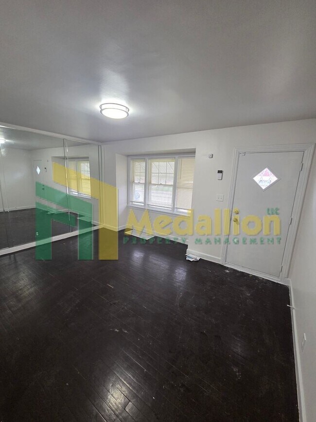 Foto del edificio - Updated 3-Bedroom Home with Spacious Layout and Backyard