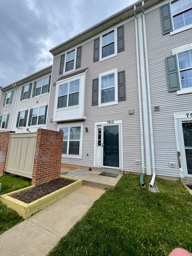 Building Photo - LOVELY 3 LEVEL TOWNHOME