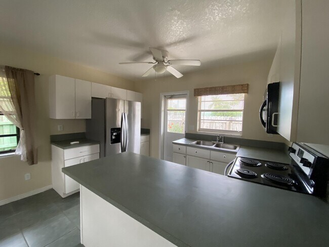 Building Photo - 125 Cinnamon Dr