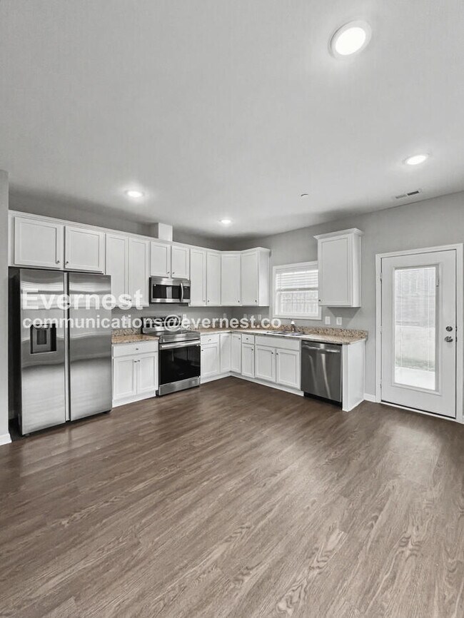 Foto del edificio - Limited Time Special Offer / 4 Bed, 2 Bath Home with Fenced Yard & Garage / Pet-Friendly / Vouche...