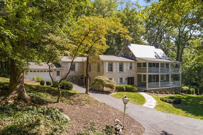 Historic 4BR Farmhouse with Modern Comfort... - Historic 4BR Farmhouse with Modern Comfort...
