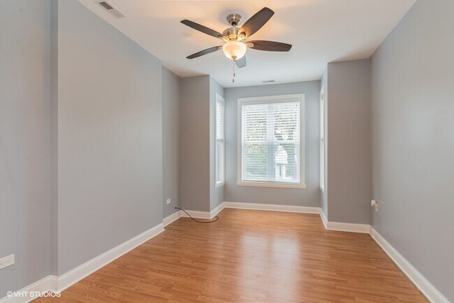 Foto del edificio - 2321 N Sawyer Ave