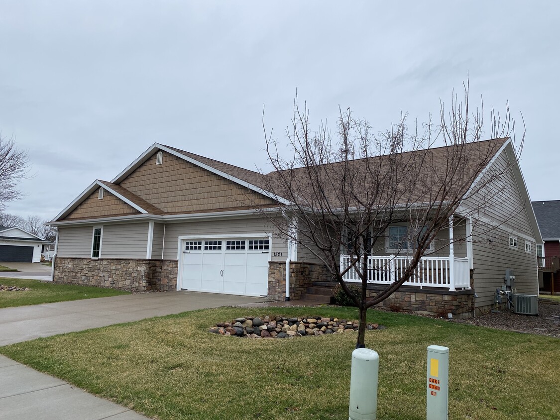 Primary Photo - 1321 Pinecrest Ln