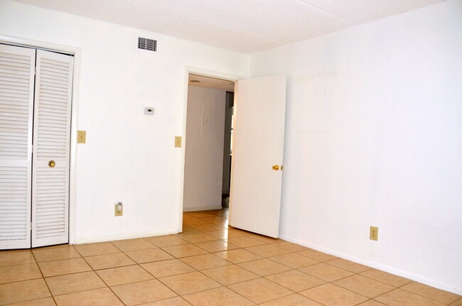 Building Photo - 2814 Somerset Park Dr