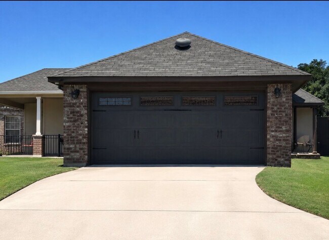 Foto del edificio - Cute cottage style home with garage