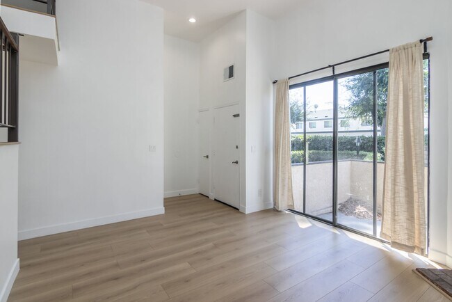 Foto del edificio - Beautifully Renovated 3-Bedroom Townhome i...