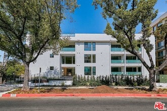 Building Photo - 328 N Maple Dr