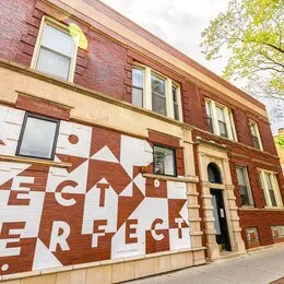 Foto del edificio - 1407 W Addison St