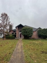 Building Photo - 909 Shadybrook Ln