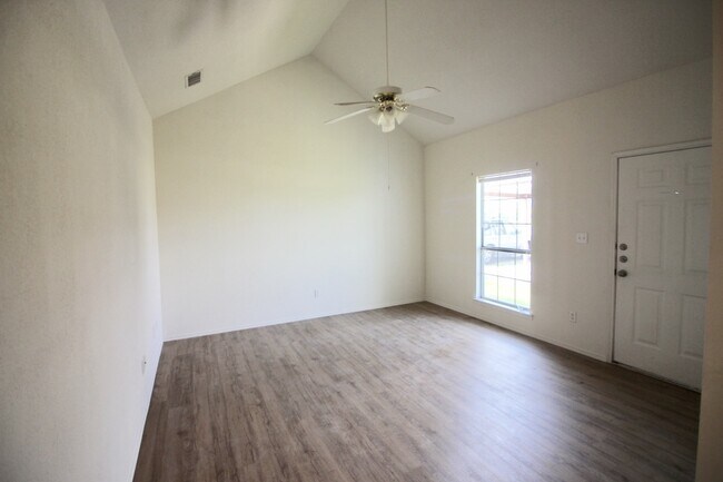 Building Photo - FOR LEASE! Nice 3 BR - 2 BA - 1,062 sf dup...