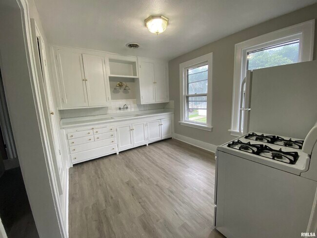 Foto del edificio - 1532 W Barker Ave