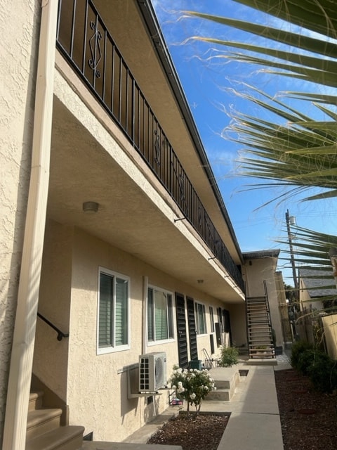 Photo - 2630 S Hobart Blvd Apartments