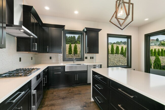 Building Photo - Luxury Home in Gated Community