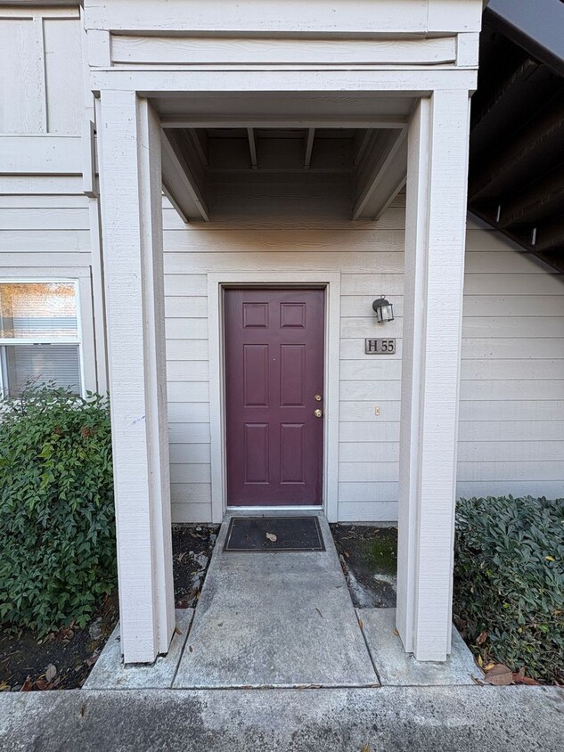 Foto principal - One Bed Condo in Gated Davis Oaks Community