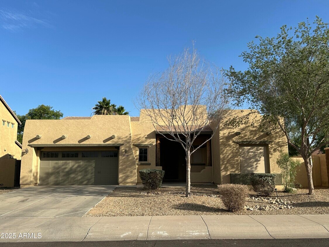 Foto principal - 15589 W Campbell Ave