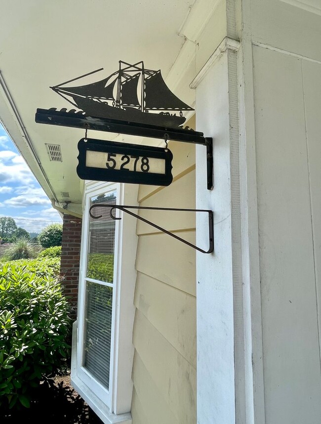 Building Photo - Stunning Two-bedroom In SW Portland~ Great...
