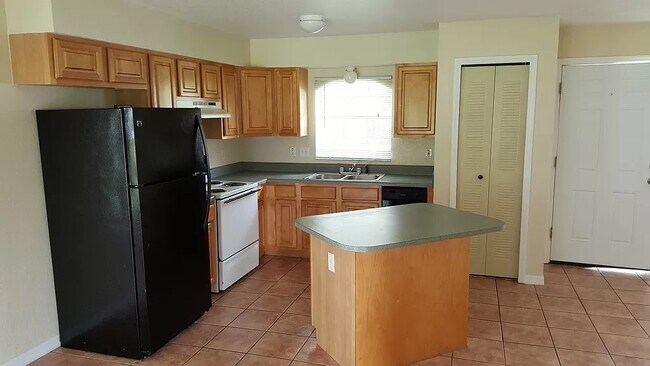 Building Photo - 3700 Vilabella Dr