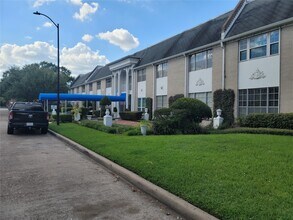 Building Photo - 2700 Bellefontaine