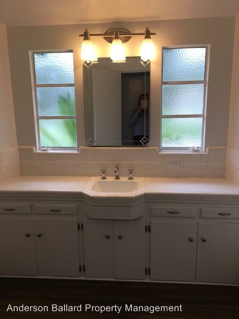 Foto del edificio - 5040 Gould Ave