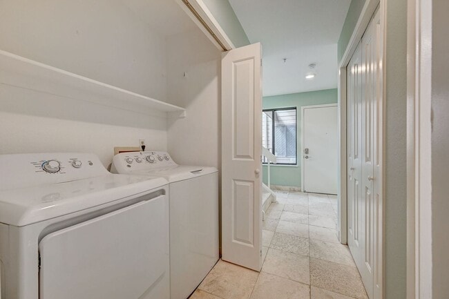 Foto del edificio - Downtown 3bed/3 bath w/2-car garage - $4500