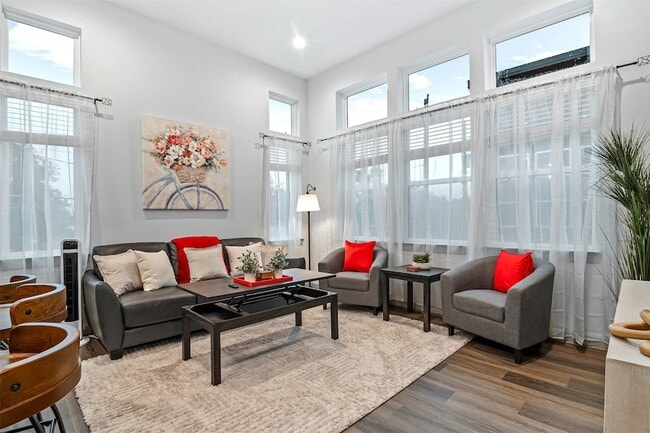 Photo - 829 Emile St Townhome