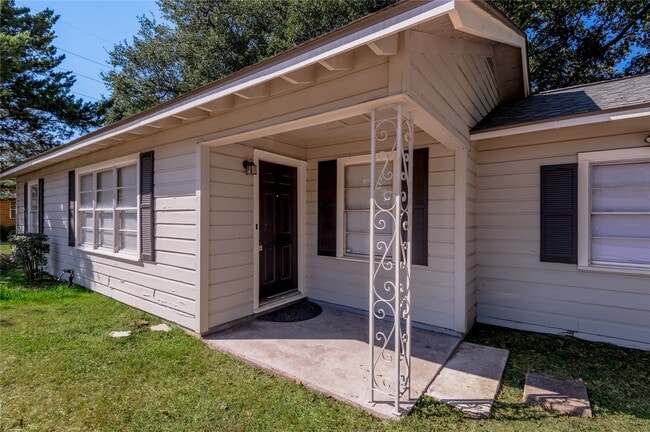 Building Photo - 1528 Ave P