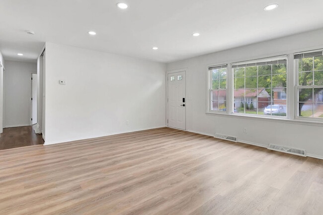 Building Photo - 5946 Sunridge Dr